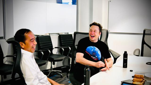 Presiden Joko Widodo atau Jokowi bertemu CEO Tesla Inc. Elon Musk di Space X, Boca Chica Amerika Serikat (AS), Sabtu, (14/5/2022).