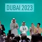 Presiden COP28 Sultan al-Jaber (tengah) bertepuk tangan di antara para pejabat lainnya pada 13 Desember 2023, di Dubai. (Giuseppe Cacace/ AFP)