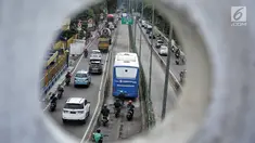 Sejumlah sepeda motor melintas di jalur Transjakarta di Jalan Galunggung, Jakarta, Kamis (7/2). Pelanggaran lalu lintas tersebut disebabkan kurangnya disiplin dan kepatuhan hukum dari pengguna jalan. (Liputan6.com/Faizal Fanani)