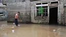 Banjir yang datang akibat hujan deras di Bogor, Jawa Barat itu tetap saja membuat warga pusing meskipun masyarakat di Kampung Pulo sudah sering mendapatkan banjir kiriman (Liputan6.com/Faizal Fanani)  