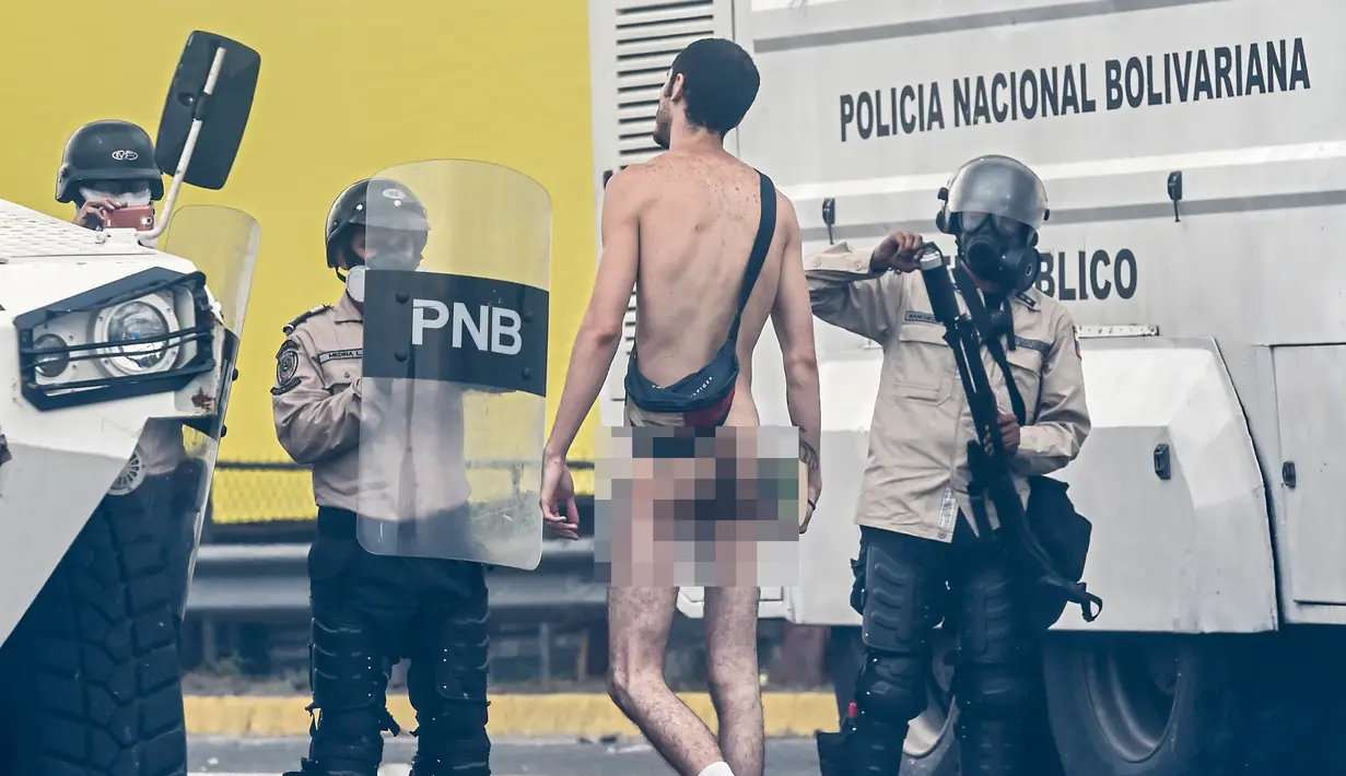 Seorang demonstran telanjang saat aksi menentang Presiden Venezuela Nicolas Maduro di Caracas, kamis (20/4). Tiga orang dikabarkan tewas dalam aksi demonstrasi tersebut.  (AFP PHOTO/ Juan BARRETO)