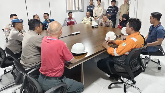 Pihak Polres Blora ketika berkunjung silaturahmi ke pabrik kalsium PT Pentawira Agraha Sakti yang berlokasi di Jl Blora - Cepu KM 13, Desa Jiken, Kecamatan Jiken, Kabupaten Blora, Jawa Tengah. (Liputan6.com/Ahmad Adirin)