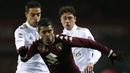 Penyerang Torino, Iago Calque, berusaha melewati pemain AC Milan. Sepanjang pertandingan Milan melakukan empat kali tembakan ke arah gawang, sedangkan Torino hanya dua kali kesempatan. (AFP/Marco Bertorello)