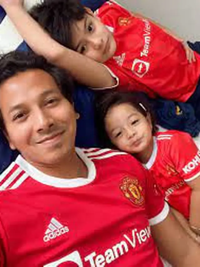 6 Potret King Faaz Pakai Jersey Manchester United, Kian Menggemaskan