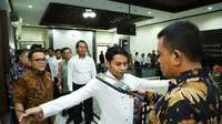 Menteri PANRB Abdullah Azwar Anas mengecek pelaksanaan SKD untuk formasi di lingkungan Kejaksaan Agung di BKN Kantor Regional Bali, Jumat (17/11).   Dok PANRB