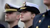 Putri mahkota Spanyol Leonor menghadiri upacara militer sebelum memulai selama enam bulan di atas kapal pelatihan Angkatan Laut Spanyol Juan Sebastian de Elcano, di Pelabuhan Cadiz pada 11 Januari 2025. (Dok: Cristina Quicler / AFP)