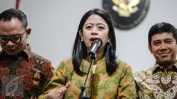 Menko Bidang Pembangunan Manusia dan Kebudayaan, Puan Maharani (tengah) memberikan keterangan terkait Libur Nasional dan Cuti Bersama tahun 2016, Jakarta, Kamis (25/6/2015). (Liputan6.com/Faizal Fanani) 