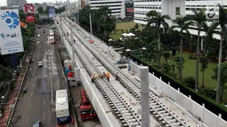 Suasana penyelesaian proyek pembangunan Stasiun MRT Sisingamangaraja di Jakarta, Rabu (29/11). Penyelesaian proyek MRT hingga akhir Oktober telah mencapai 83,07 persen. (Liputan6.com/JohanTallo)