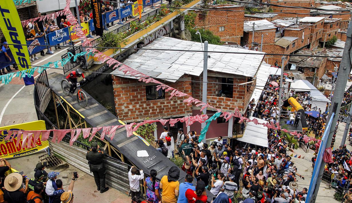 Pebalap sepeda, Adrien Loron memacu sepedanya pada ajang MTB Red Bull Medellín Cerro Abajo Urban Downhill, di perkampungan padat penduduk "La comuna 13", Medellin, Kolombia, pada 4 Maret 2023. (AFP/Freddy Builes)