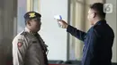 Petugas mengecek suhu tamu dan pegawai yang akan masuk ke Loby di Gedung KPK, Jakarta, Kamis, (12/3/2020). KPK menerapkan pengecekan suhu tubuh tersebut untuk mengantisipasi penyebaran virus corona atau covid-19. (merdeka.com/Dwi Narwoko)