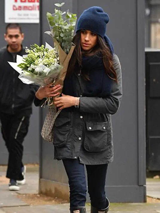 Beberapa waktu lalu, Meghan Markle dan Pangeran Harry juga terlihat memakan gelang yang sama yang menunjukan bahwa keduanya memang sudah resmi menjadi sepasang kekasih. (doc.dailymail.com)