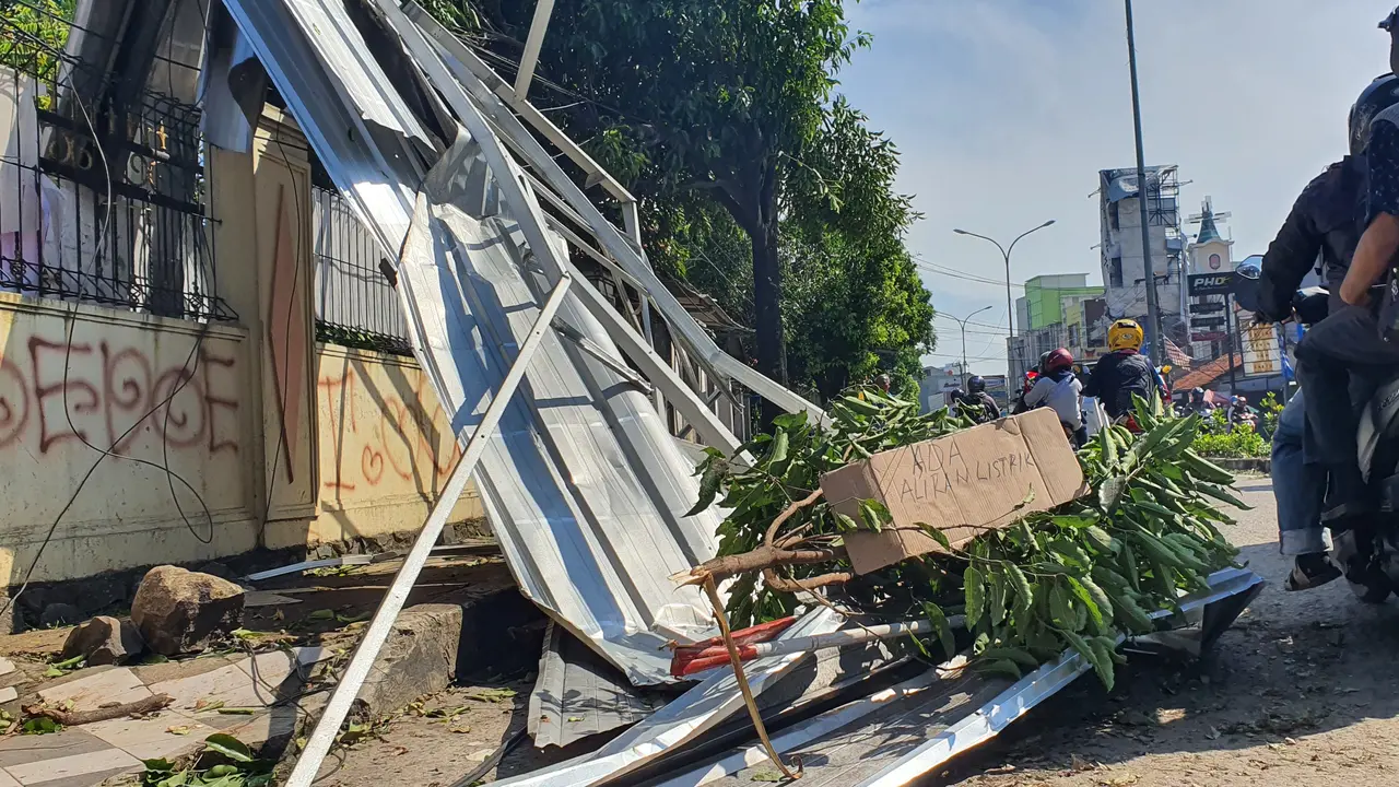 Hujan deras disertai angin kencang memporak porandakan Kota Depok.