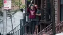 Seorang wanita memukul panci  mengungkapkan rasa terima kasih dan hormat kepada para petugas kesehatan di New York, AS (16/4/2020). Setiap malam pukul 19.00 waktu setempat, warga bertepuk tangan menyemangati pekerja esensial mendukung dan mengapresiasi selama pandemi COVID-19. (Xinhua/Michael Nagle)