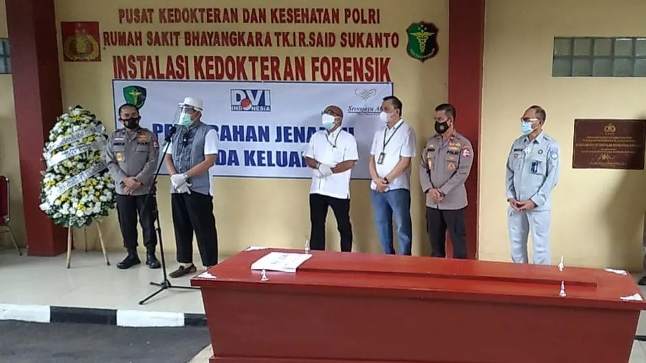 Pada Kamis (14/1/2021) bertempat di RS POLRI Kramat Jati, Sriwijaya Air menerima secara langsung jenazah atas nama Okky Bisma dari Tim DVI POLRI.