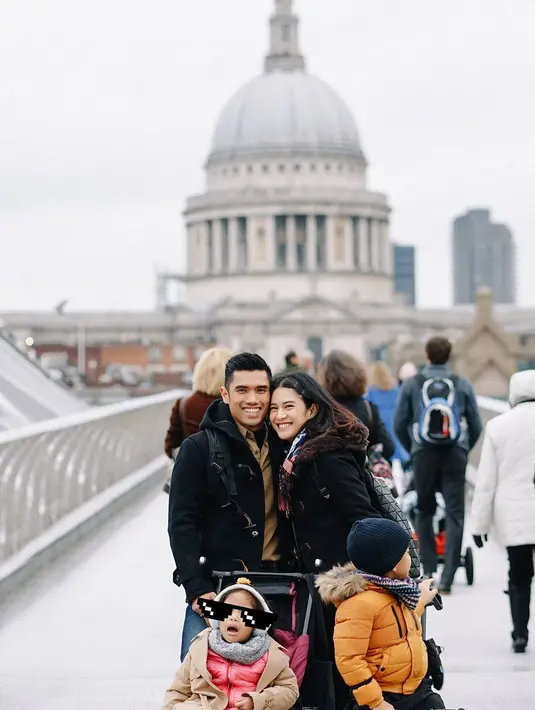 Dian Sastrowardoyo juga memilih London sebagai destinasi liburan tahun barunya kali ini. tampak hadir suami dan kedua buah hatinya, Ishana Ariandra Nariratana Sutowo dan Shailendra Naryama Sastraguna Sutowo. (Instagram/therealdisastr)