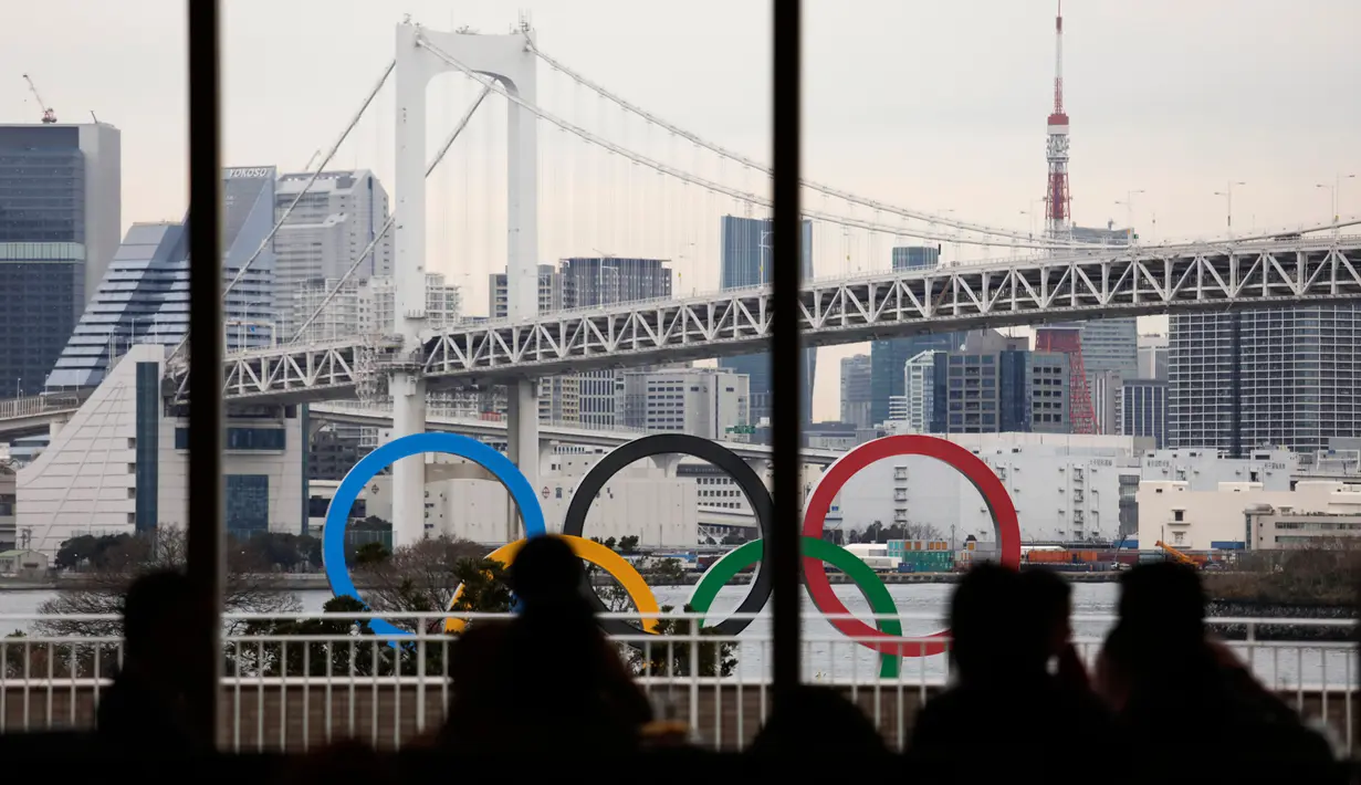 Sejumlah orang makan di restoran hotel ketika kapal tongkang membawa Cincin Olimpiade di Distrik Odaiba, Tokyo, Jepang, Jumat (17/1/2020). Cincin Olimpiade dengan tinggi 15,3 meter dan panjang 32,6 meter tersebut akan berada di sana hingga Olimpiade 2020 berakhir. (AP Photo/Jae C. Hong)