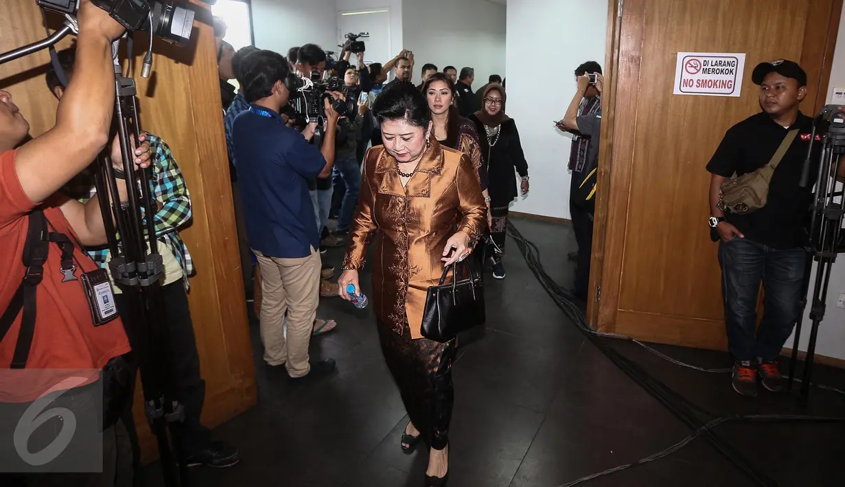 Ani Yudhoyono ikut suaminya, SBY untuk konferensi pers klarifikasi terkait penyadapan dirinya dengan Ketua MUI Ma'ruf Amin, Jakarta, Rabu (1/2). (Liputan6.com/Faizal Fanani)