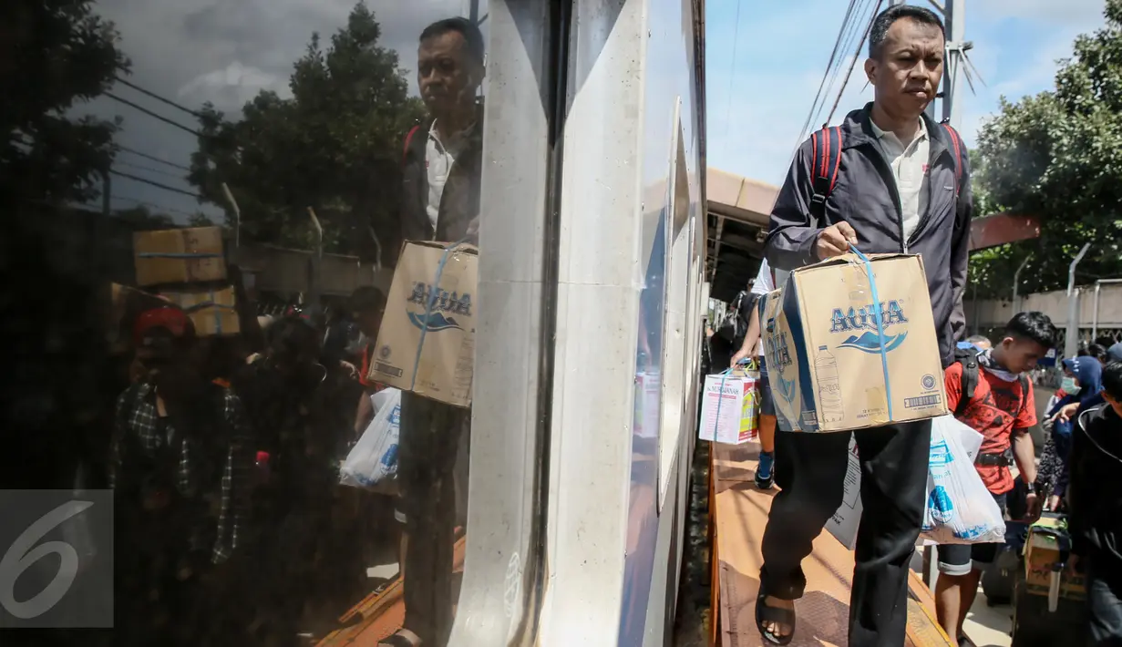 Sejumlah penumpang tiba  di Stasiun Senen, Jakarta, Minggu (3/1/2016). Kedatangan arus balik libur Natal dan Tahun Baru dari sejumlah daerah Pulau Jawa hingga pukul 13.00 WIB tercatat sebanyak 398.947 orang. (Liputan6.com/Faizal Fanani)