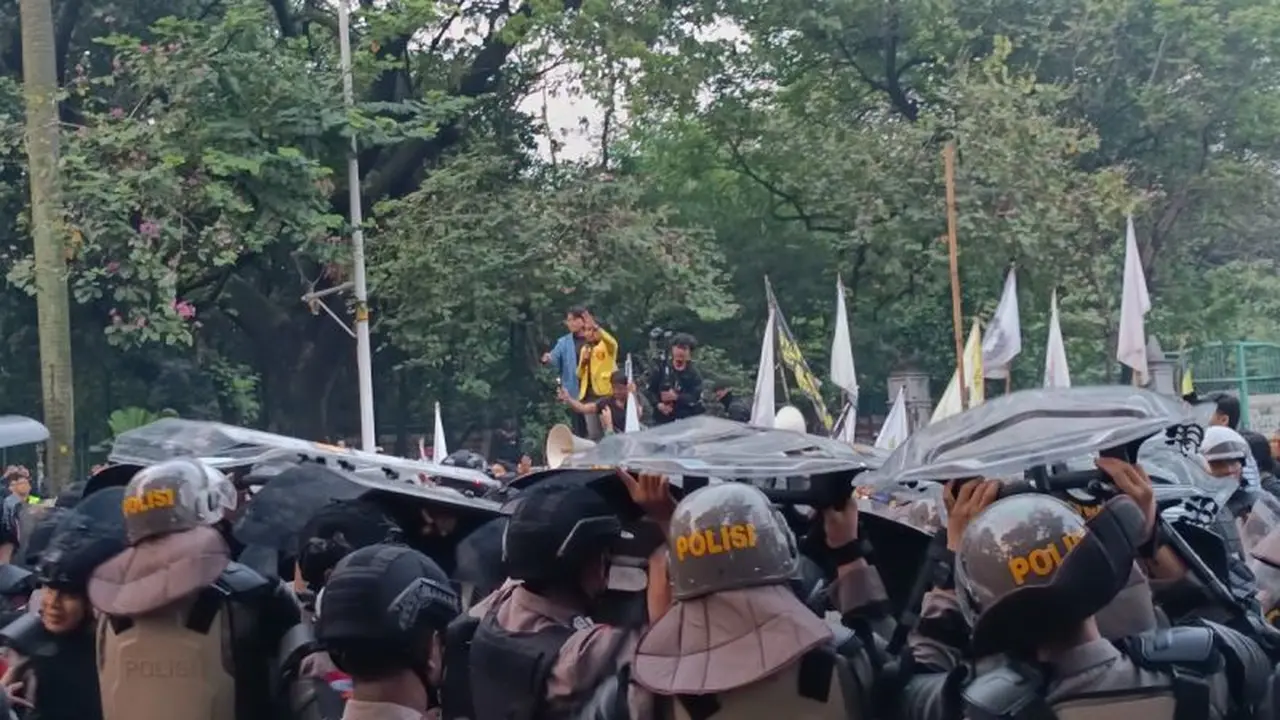 Aksi unjuk rasa Badan Eksekutif Mahasiswa Seluruh Indonesia (BEM SI) di kawasan Monas, Jakarta, sempat memanas, Senin sore (28/7/2025). (Antara)