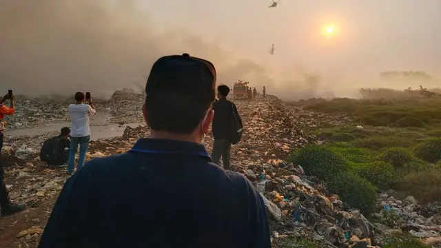 Berulang Kali, Dua Helikopter Water Bombing BNPB Guyurkan 4.000 Liter Air untuk Padamkan Api di TPA Jatiwaringin