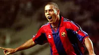 Ronaldo Luiz Nazario kala membela Barcelona (Liputan6/thefutbolfactory)