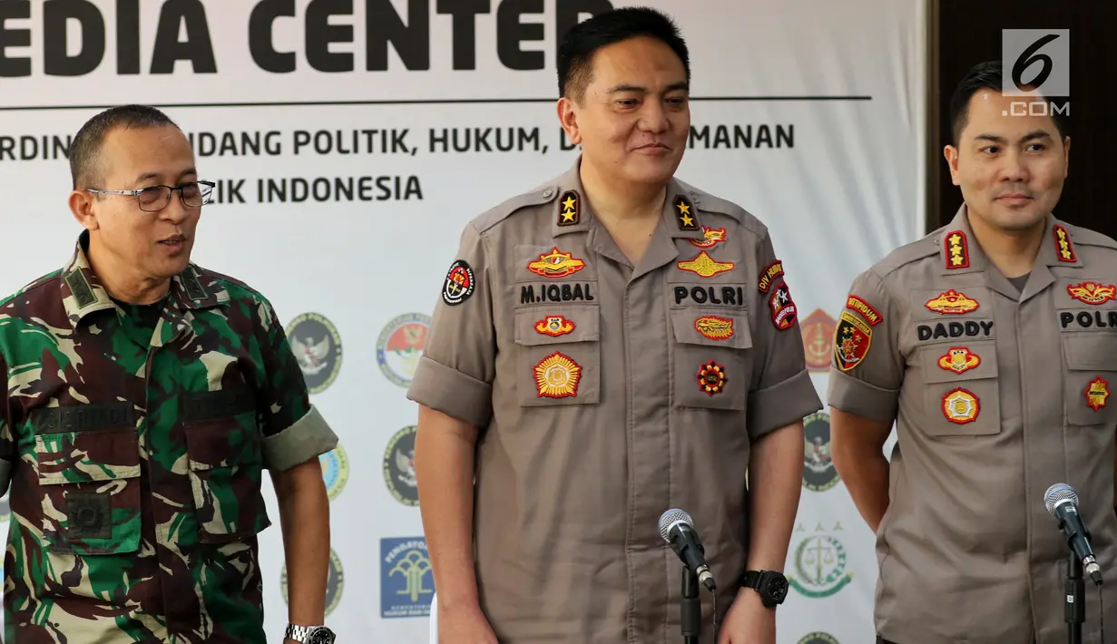 Kepala Pusat Penerangan TNI Mayjen Sisriadi dan Kepala Divisi Humas Polri Irjen M Iqbal bersiap menggelar jumpa pers terkait perkembangan kerusuhan 21-22 Mei 2019 di Jakarta, Selasa (11/6). Polisi Telah menetapkan 6 tersangka perencana pembunuhan terhadap 4 tokoh nasional. (Liputan6.com/Johan Tallo