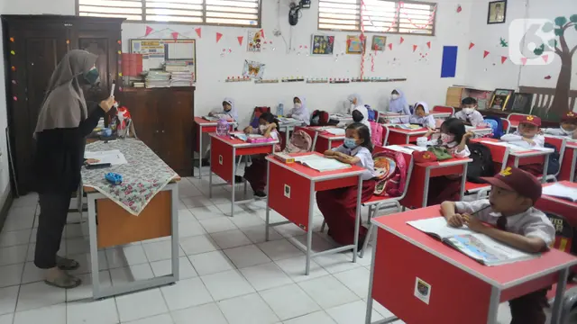Tanpa Guru, Pembelajaran SDN Pondok Cina 1 Belajar Dibimbing Orang Tua Siswa