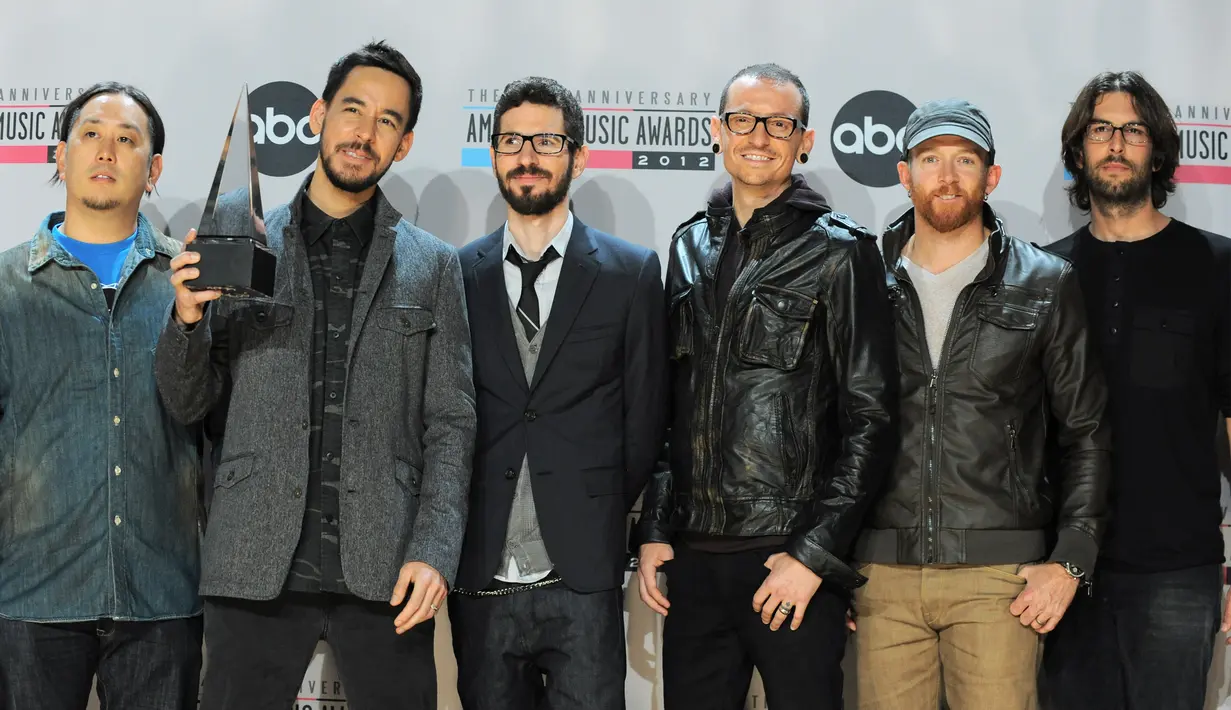 Personel Linkin Park berpose dengan piala penghargaan untuk artis rock alternatif terfavorit di ajang America Music Award pada November 2012. Selama karir Chester Bennington bersama Linkin Park, banyak penghargaan yang mereka diraih. (AP/Jordan Strauss)