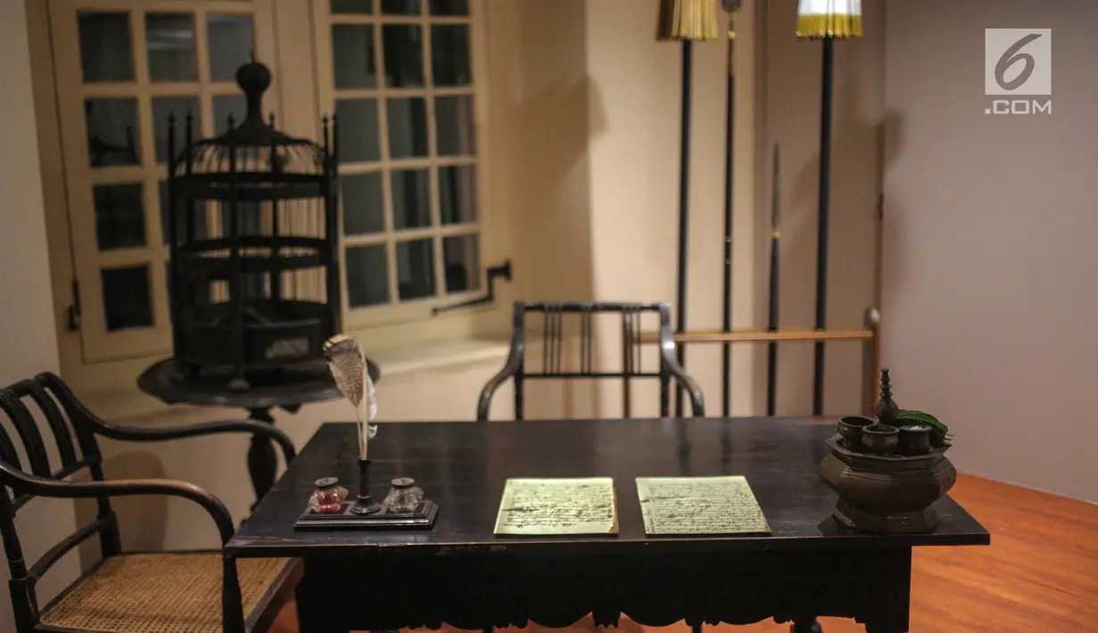 Sebuah meja milik Pangeran Diponegoro di  Kamar Diponegoro, Museum Sejarah, Jakarta, Senin (1/4). Kamar Diponegoro adalah salah satu ruangan yang digunakan pahlawan nasional, Pangeran Diponegoro (1785-1855) selama 26 hari penahanan. (Liputan6.com/Faizal Fanani)