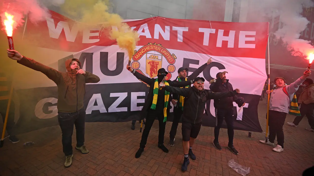 FOTO: Jelang Laga Krusial Melawan Liverpool, Fans Garis Keras Manchester United Geruduk Old Trafford