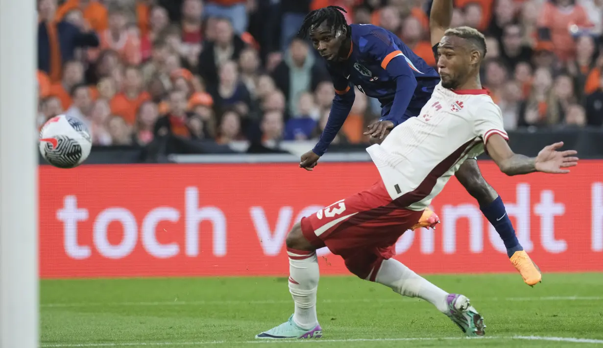 Belanda pesta empat gol dimulai dari Memphis Depay (50') dan dilanjutkan Jeremie Frimpong (57'), Wout Weghorst (63'), lalu ditutup Virgil van Dijk (83'). (AP Photo/Patrick Post)