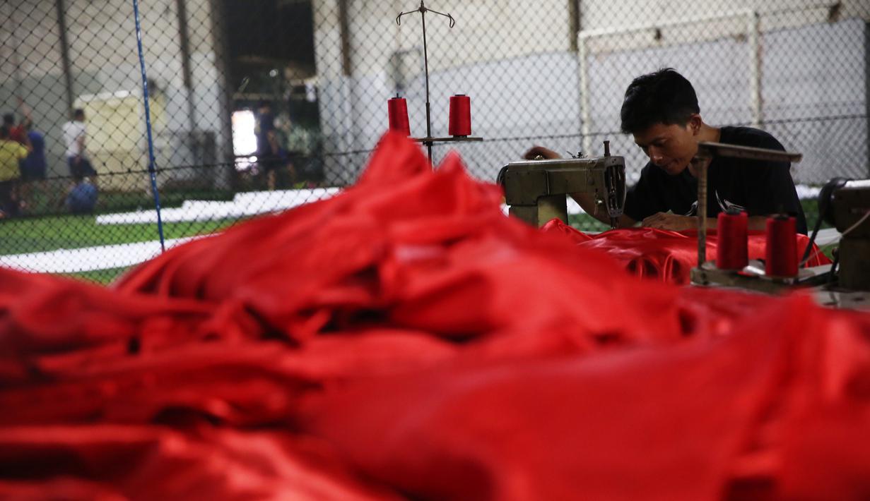 Aremania mengusung semangat kesatuan suporter untuk sepakbola Indonesia merancang dan membuat bendera Merah Putih terbesar di Dunia bertempat di Lapangan Futsal  Tangerang, Selasa (13/10/2015). (Bola.com/Nicklas Hanoatubun)