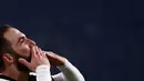 Ekspresi pemain Juventus, Gonzalo Higuain, setelah mencetak gol kemenangan atas AS Roma dalam laga pekan ke-17 Serie A 2016-2017 di Juventus Stadium, Sabtu (17/12/2016) waktu setempat. (AFP/Marco Bertorello)