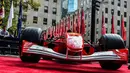 Mobil mantan pembalap Ferrari F1, Michael Schumacher saat dipamerkan di perayaan ulang tahun Ferrari ke-70 di Rockefeller Plaza, New York, AS (8/10). Rencananya mobil  balap tersebut akan dilelang pada November mendatang. (AFP Photo/Jewel Samad)