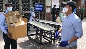 WNI di India menerima kiriman bantuan kebutuhan pokok dari KBRI New Delhi (Photo Credit KBRI New Delhi)