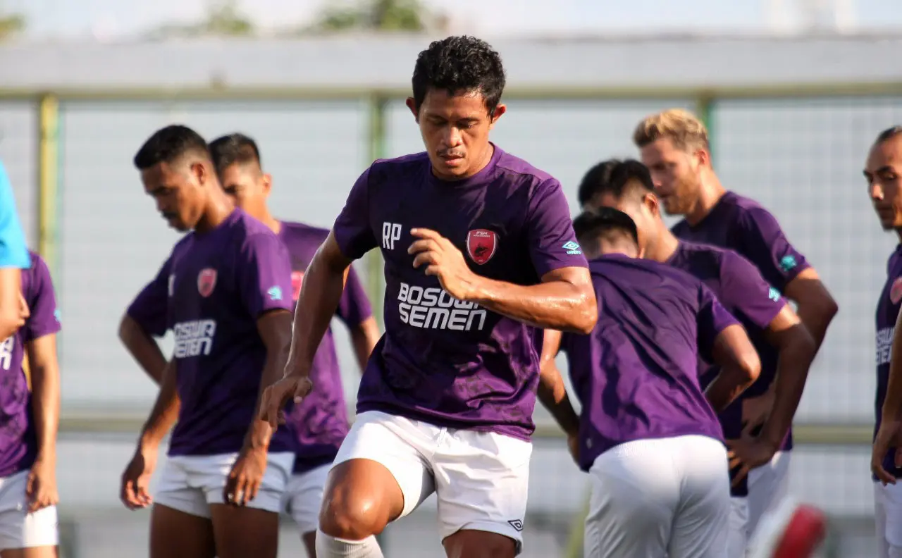 Rizky Pellu dan pemain PSM di Liga 1 2018. (Bola.com/Abdi Satria)