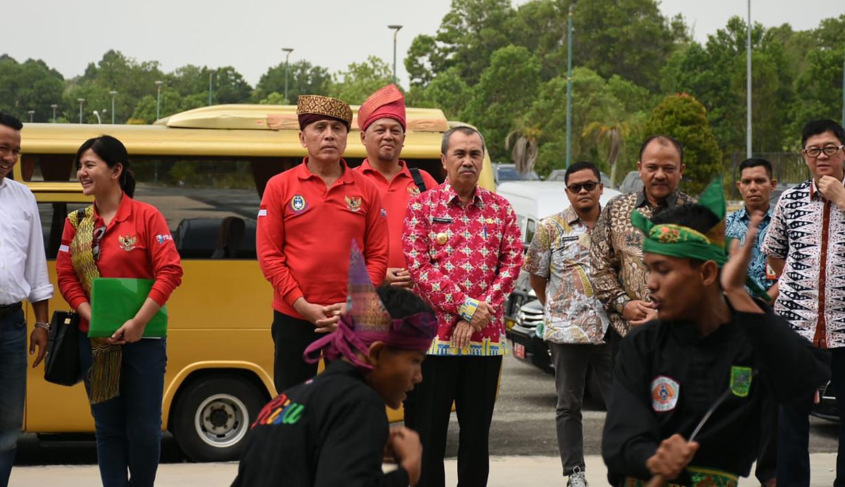 Ketum PSSI, Mochamad Iriawan, disambut tarian saat tiba di Stadion Utama Riau, Pekanbaru, Kamis (13/2). Stadion ini menjadi satu dari sebelas stadion yang dinominasikan sebagai tuan rumah Piala Dunia U-20 2021. (Dok PSSI)