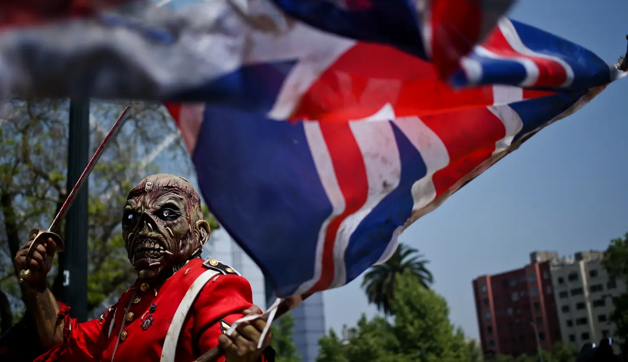 Seorang pria berpakaian ¨Eddie¨ dari band heavy metal Iron Maiden, dalam perayaan satu dekade Zombie Walk di Santiago, Chile, 13 Oktober 2018. Zombie Walk digelar dua minggu sebelum perayaan Halloween pada 31 Oktober mendatang. (AP/Esteban Felix)
