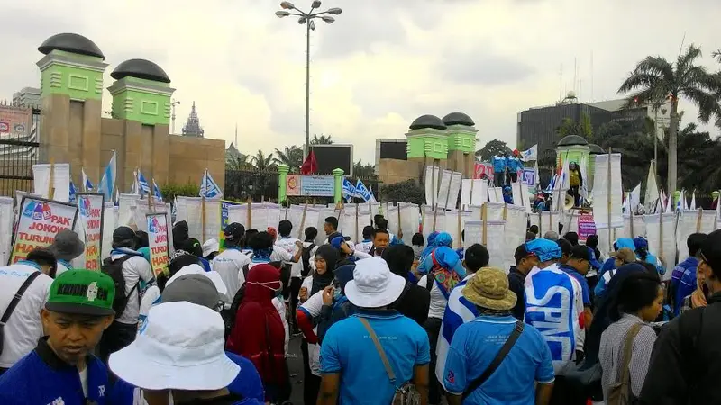 20160501-May-Day-Demo-Buruh-Gedung-DPR-Jakarta3