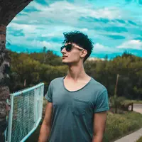 Ilustrasi gaya rambut keriting pria/Copyright unsplash/Daniel Apodaca