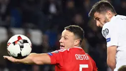 Duel pemain Wales, James Chester (kiri) dan pemain Georgia, Giorgi Kvilitaia pada kualifikasi Piala Dunia 2018 grup D di Boris Paichadze Dinamo Arena, Tbilisi (06/10/2017). Wales menang 1-0. (AFP/Vano Shlamov)