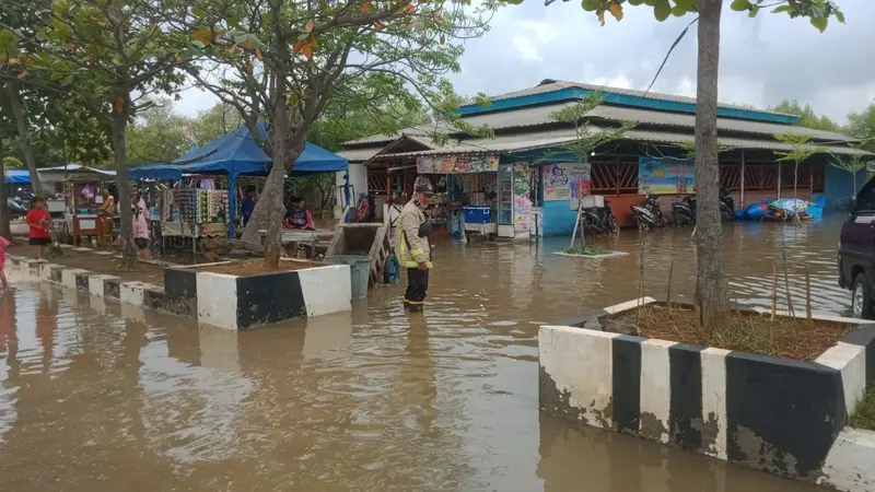 Banjir rob sempat melanda di kawasan Pantai Tanjung Pasir, Teluknaga, Kabupaten Tangerang jelang akhir 2022