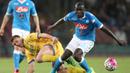 4. Kalidou Koulibaly, bek Napoli ini menjadi incaran baru dari pelatih anyar Chelsea, Antonio Conte. Sky Sport melaporkan jika The Blues mau memboyongnya dengan bandrol 38 juta poundsterling. (AFP/Carlo Hermann)