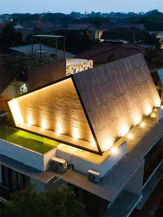 Penampakan rumah Ello di lantai tiga pada malam hari. Menurut rapper Roy Ricardo, rumah Ello menjadi impian banyak musisi. Bangunan studio musik Ello dibuat dengan konsep bergaya asimetris. [Instagram/marcello_tahitoe]