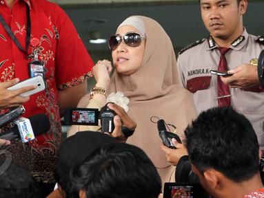 Artis Meidiana Hutomo usai dimintai keterangan oleh Penyidik KPK di Jakarta, Jumat (29/5/2015). Mediana Hutomo diperiksa sebagai saksi atas tersangka mantan Menteri Kesehatan, Siti Fadilah Supari . (Liputan6.com/Helmi Afandi)
