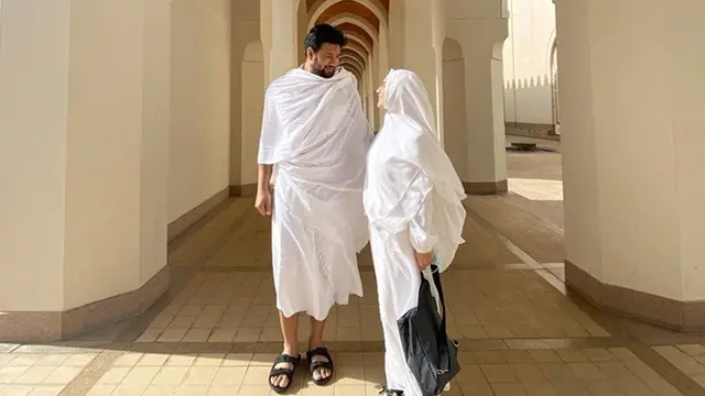 Kandungan Lemah, Ini 6 Potret Irish Bella dan Ammar Zoni saat Umrah