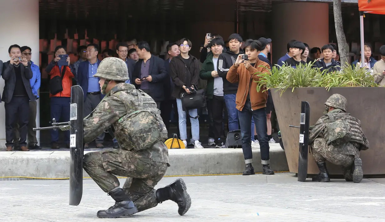 Tentara militer Korea Selatan mengambil bagian dalam latihan anti-terorisme di stasiun kereta bawah tanah Shindorim di Seoul, Korea Selatan, Selasa (29/10/2019). Latihan anti-terorisme bulan ini dikombinasikan dengan latihan pencegahan bencana. (AP Photo/Ahn Young-joon)