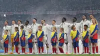 Kiper Inggris #01 Jordan Pickford, bek Inggris #05 John Stones, bek Inggris #06, Marc Guehi, gelandang Inggris #04, Declan Rice, bek Inggris #03, Luke Shaw, gelandang Inggris #11, Phil Foden, gelandang Inggris #26, Kobbie Mainoo, penyerang Inggris #07, Bukayo Saka, gelandang Inggris #10, Jude Bellingham, dan bek Inggris #02, Kyle Walker, menyanyikan lagu kebangsaan sebelum pertandingan final Euro 2024 antara Spanyol dan Inggris di Olympiastadion di Berlin pada 14 Juli 2024. (Adrian DENNIS/AFP)