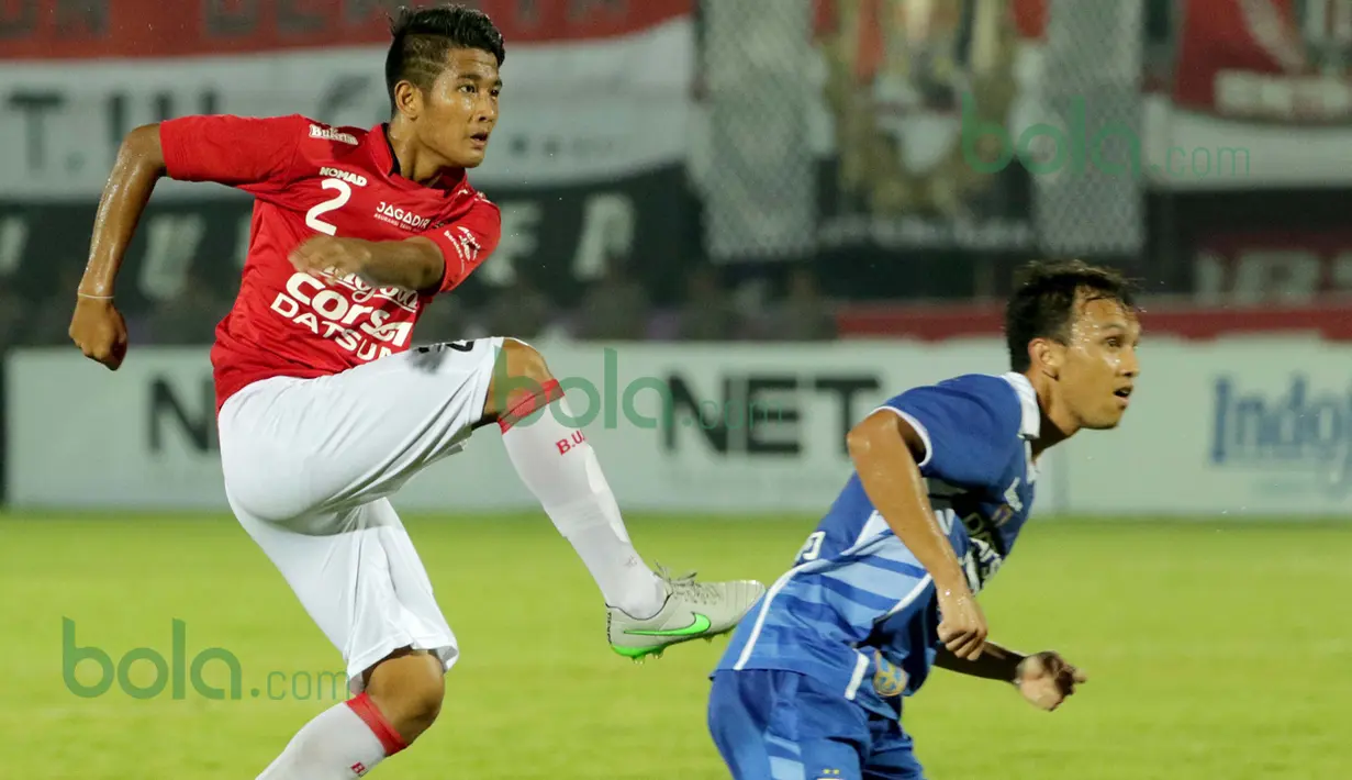 Tendangan jarak jauh Putu Gede Juniantara menjadi gol penyeimbang Bali United melawan Persib Bandung dalam turnamen sepak bola Bali Island 2016 di Stadion Kapten I Wayan Dipta, Gianyar, Bali, Minggu (21/2/2016). (Bola.com/Peksi Cahyo)