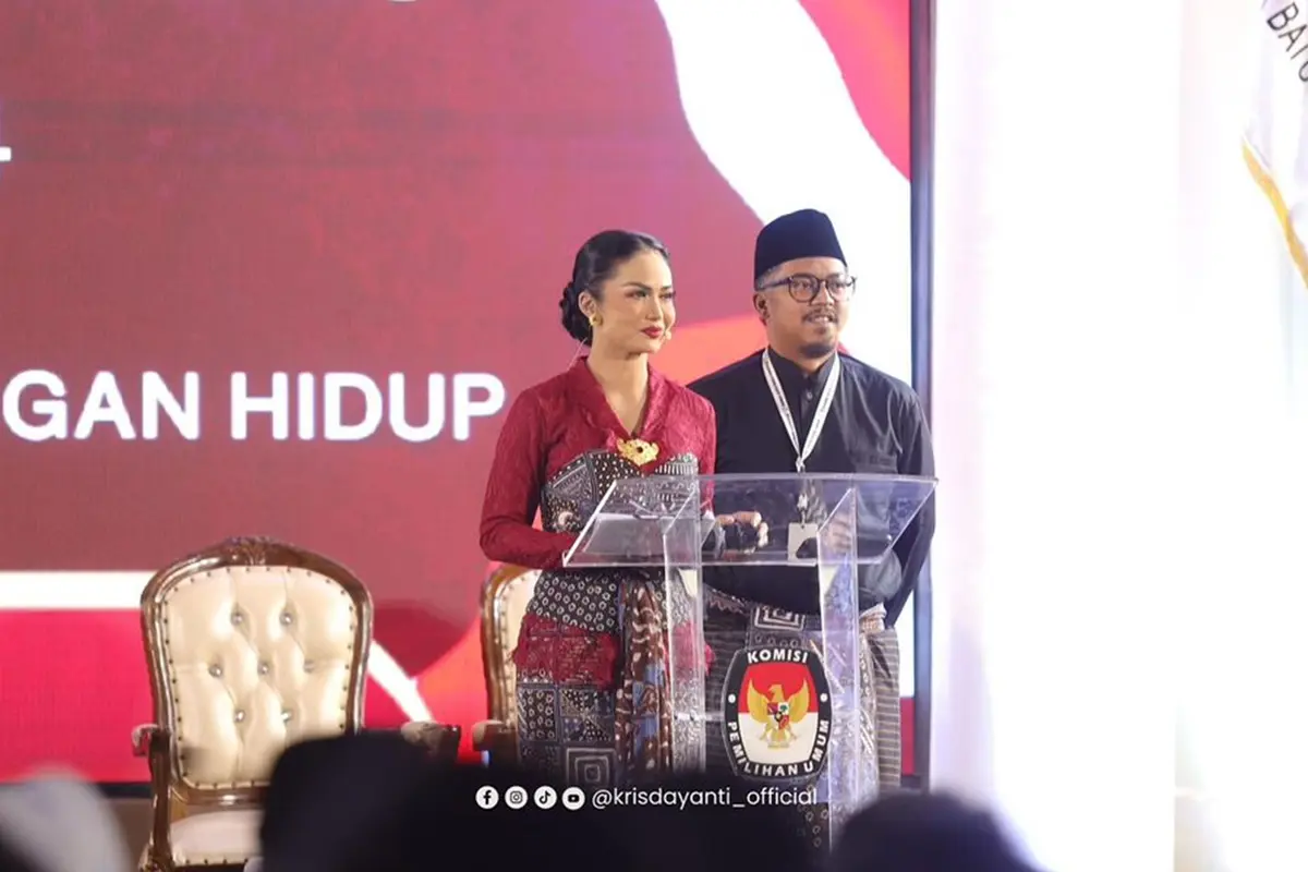 Potret Penampilan Krisdayanti di Momen Debat Pilkada Kota Batu, Ditemani Ibunda